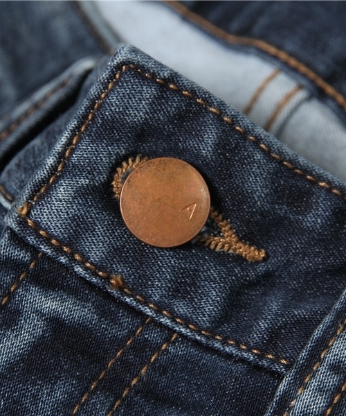 AZUL by moussy（アズールバイマウジー）の「マイクロファイバースキニーデニム(L74)（デニムパンツ・レディース・ワンウォッシュ/ブルー・22inch/27inch/23inch/24inch/25inch/26inch）」の12枚目の写真