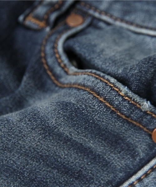 AZUL by moussy（アズールバイマウジー）の「マイクロファイバースキニーデニム(L74)（デニムパンツ・レディース・ワンウォッシュ/ブルー・22inch/27inch/23inch/24inch/25inch/26inch）」の7枚目の写真