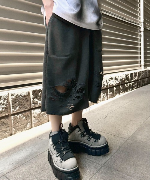 XU（エックスユー）の「ストリートファッション XU エックスユー damage sweat half pants ハーフパンツ ダメージスウェットパンツ オーバーサイズ ワイドパンツ ハーフスウェットパンツ ダメージパンツ 半パン 韓国ファッション 韓国ストリート（スウェットパンツ・メンズ・チャコール・ONE SIZE）」の5枚目の写真