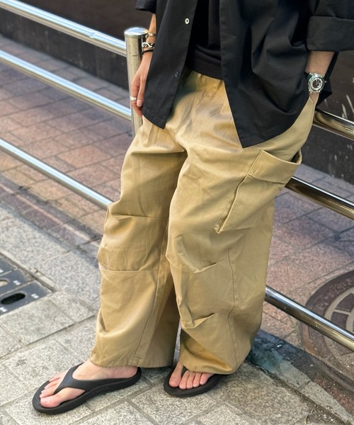 CERCA(チェルカ)の「パラシュートドローコードワイドカーゴパンツ(MI)(カーゴパンツ・メンズ・カーキ/ベージュ/ホワイト/ブラック・LARGE/MEDIUM)」の6枚目の写真