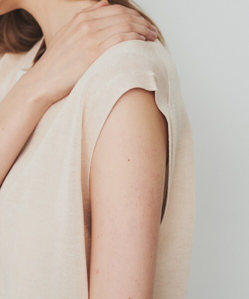 cloenc（クロエンス）の「◆【手洗い可】ハイゲージニットベスト（ベスト・レディース・ベージュ/グレー/オフホワイト・02）」の4枚目の写真