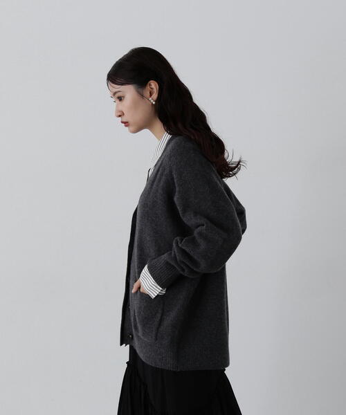 N.（N. Natural Beauty Basic）（エヌエヌナチュラルビューティーベーシック）の「◆ＨＡＭＩＬＴＯＮ　Ｖネックポケットカーディガン（カーディガン/ボレロ・レディース・ライトグレー/杢グレー/ブルー・MEDIUM）」の4枚目の写真