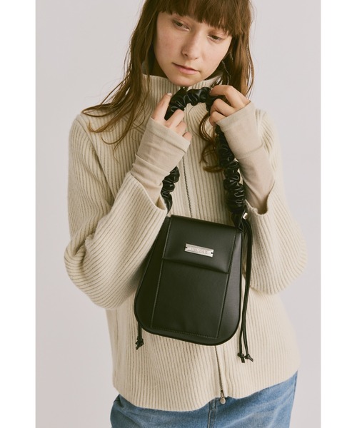un/neu（アンノイ）の「ギャザーハンドルフェイクレザーレザー
