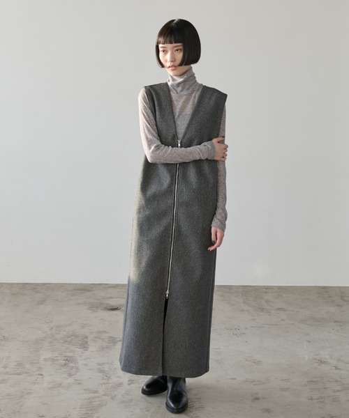 AIC.（エーアイシー）の「ディープVネックロングワンピース（ワンピース・レディース・アイボリー/チャコールグレー・FREE）」の2枚目の写真