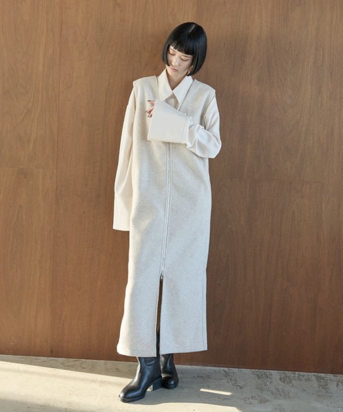 AIC.（エーアイシー）の「ディープVネックロングワンピース（ワンピース・レディース・アイボリー/チャコールグレー・FREE）」の4枚目の写真