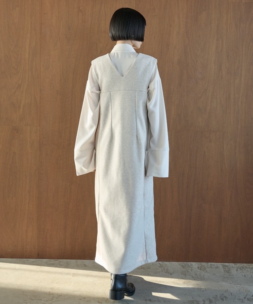 AIC.（エーアイシー）の「ディープVネックロングワンピース（ワンピース・レディース・アイボリー/チャコールグレー・FREE）」の6枚目の写真