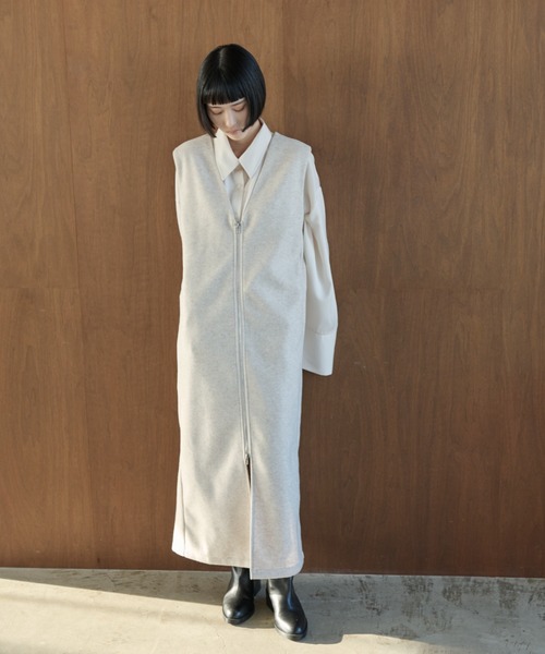 AIC.（エーアイシー）の「ディープVネックロングワンピース（ワンピース・レディース・アイボリー/チャコールグレー・FREE）」の9枚目の写真