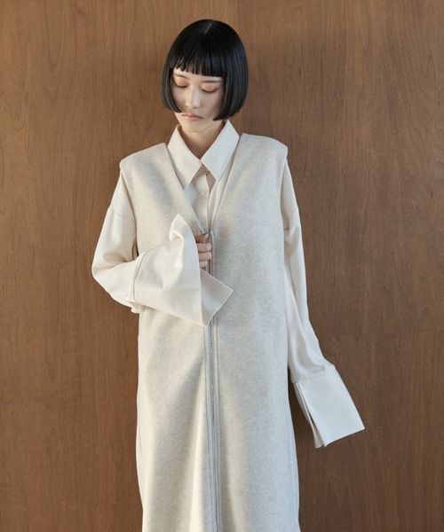 AIC.（エーアイシー）の「ディープVネックロングワンピース（ワンピース・レディース・アイボリー/チャコールグレー・FREE）」の11枚目の写真