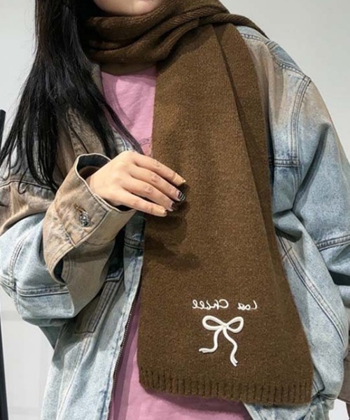 Vipoa（ヴィポア）の「リボン刺繍ニットマフラー（マフラー・レディース・ピンク/ブラウン/ブラック/アイボリー/レッド/ブルー/グレー・FREE）」の4枚目の写真