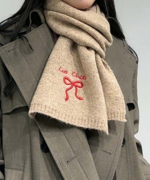 Vipoa（ヴィポア）の「リボン刺繍ニットマフラー（マフラー・レディース・ピンク/ブラウン/ブラック/アイボリー/レッド/ブルー/グレー・FREE）」の8枚目の写真