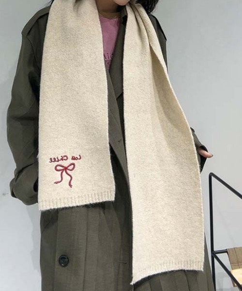 Vipoa（ヴィポア）の「リボン刺繍ニットマフラー（マフラー・レディース・ピンク/ブラウン/ブラック/アイボリー/レッド/ブルー/グレー・FREE）」の9枚目の写真