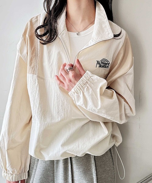FIRST MOOD(ファーストムード)の「《FIRSTMOODコラボ》ハーフジップ配色ナイロン刺繍オーバーサイズブルゾン(ブルゾン・レディース・ベージュ/ブラック・LARGE/MEDIUM)」の17枚目の写真