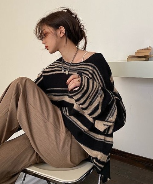 SHEPP(シープ)の「オフショルダーボーダールーズニット(ニット/セーター・レディース・ブラック・M/L)」の3枚目の写真