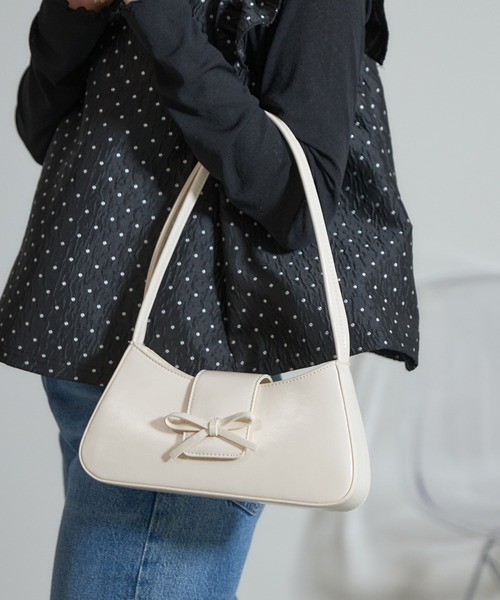 &. NOSTALGIA(アンドドットノスタルジア)の「【ZOZO限定】フラップリボンバッグ(ショルダーバッグ・レディース・ブラック/ホワイト・FREE)」の1枚目の写真