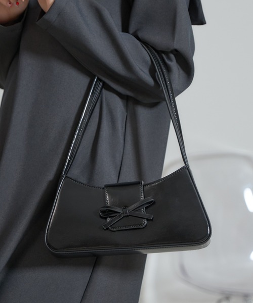 &. NOSTALGIA(アンドドットノスタルジア)の「【ZOZO限定】フラップリボンバッグ(ショルダーバッグ・レディース・ブラック/ホワイト・FREE)」の2枚目の写真