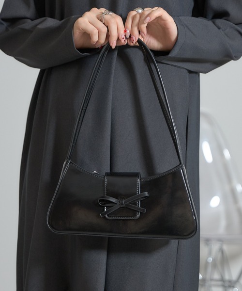 &. NOSTALGIA(アンドドットノスタルジア)の「【ZOZO限定】フラップリボンバッグ(ショルダーバッグ・レディース・ブラック/ホワイト・FREE)」の4枚目の写真