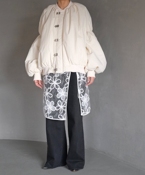 AKTE（アクテ）の「ギャザーボリュームナイロンブルゾン（ブルゾン・レディース・アイボリー/ブラック・2/1）」の5枚目の写真