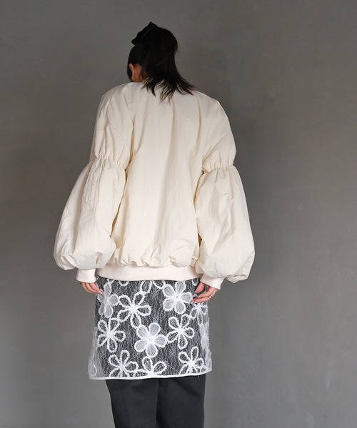 AKTE（アクテ）の「ギャザーボリュームナイロンブルゾン（ブルゾン・レディース・アイボリー/ブラック・2/1）」の8枚目の写真