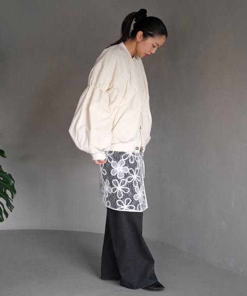 AKTE（アクテ）の「ギャザーボリュームナイロンブルゾン（ブルゾン・レディース・アイボリー/ブラック・2/1）」の9枚目の写真