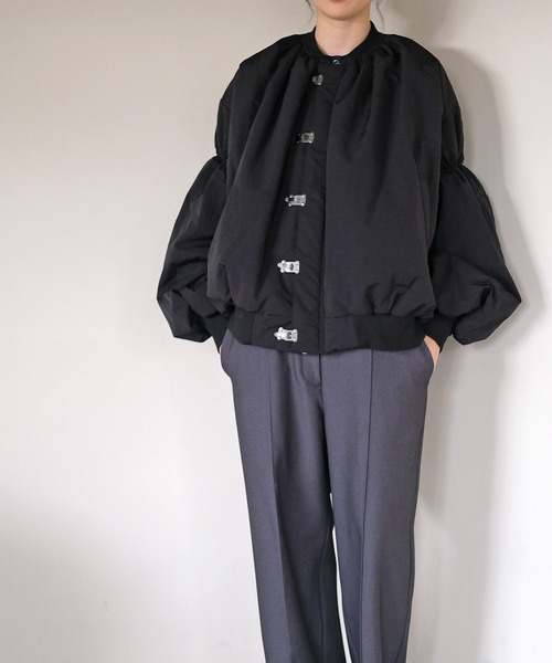 AKTE（アクテ）の「ギャザーボリュームナイロンブルゾン（ブルゾン・レディース・アイボリー/ブラック・2/1）」の16枚目の写真