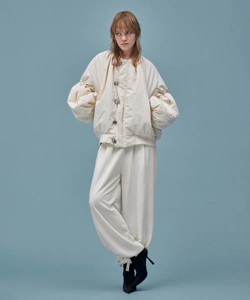 AKTE（アクテ）の「ギャザーボリュームナイロンブルゾン（ブルゾン・レディース・アイボリー/ブラック・2/1）」の19枚目の写真