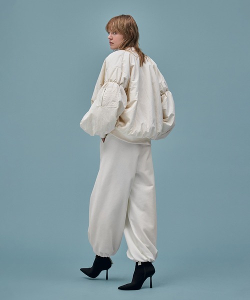 AKTE（アクテ）の「ギャザーボリュームナイロンブルゾン（ブルゾン・レディース・アイボリー/ブラック・2/1）」の20枚目の写真