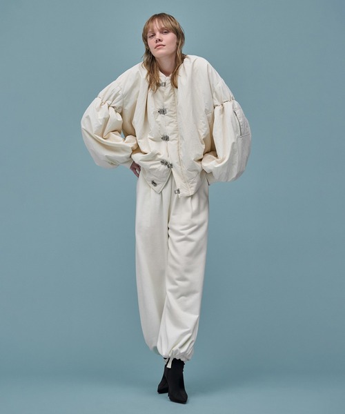 AKTE（アクテ）の「ギャザーボリュームナイロンブルゾン（ブルゾン・レディース・アイボリー/ブラック・2/1）」の21枚目の写真