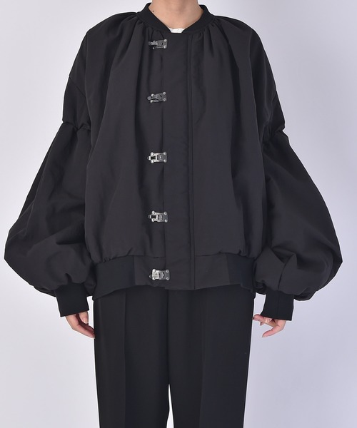 AKTE（アクテ）の「ギャザーボリュームナイロンブルゾン（ブルゾン・レディース・アイボリー/ブラック・2/1）」の22枚目の写真