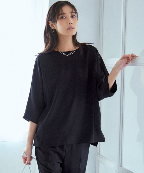 23区 S(ニジュウサンクチイサイサイズ)の「【吸水速乾/UVカット/接触冷感】ストレッチジョーゼット ドルマン カットソー(Tシャツ/カットソー・レディース・ベージュ系/ダークブラウン系/ネイビー系/ブラック系・32)」の1枚目の写真
