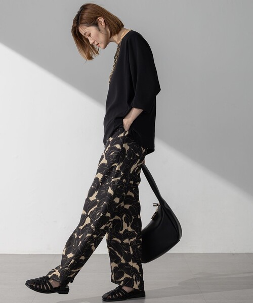 23区 S(ニジュウサンクチイサイサイズ)の「【吸水速乾/UVカット/接触冷感】ストレッチジョーゼット ドルマン カットソー(Tシャツ/カットソー・レディース・ベージュ系/ダークブラウン系/ネイビー系/ブラック系・32)」の9枚目の写真