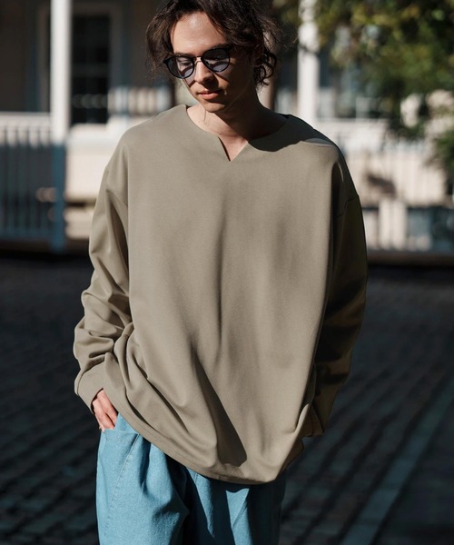 CAMBIO（カンビオ）の「mlt5074-キーネックサイドスリットカットソー（Tシャツ/カットソー・メンズ・アイボリー/グレイッシュベージュ/ブラック・M/L/XL）」の2枚目の写真