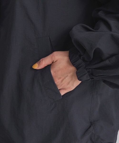 green label relaxing(グリーンレーベルリラクシング)の「<at ease>ナイロン フード ブルゾン -ウォッシャブル・撥水-(ナイロンジャケット・レディース・ネイビー/オフホワイト/ダークグレー・FREE)」の22枚目の写真