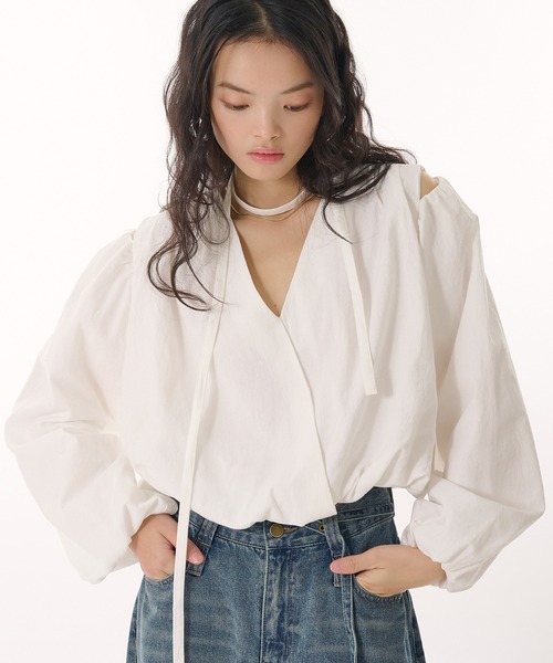 MUHET(ミュエータ)の「v neck balloon blouse / Vネックバルーンブラウス(シャツ/ブラウス・レディース・ブラック/オフホワイト・FREE)」の1枚目の写真