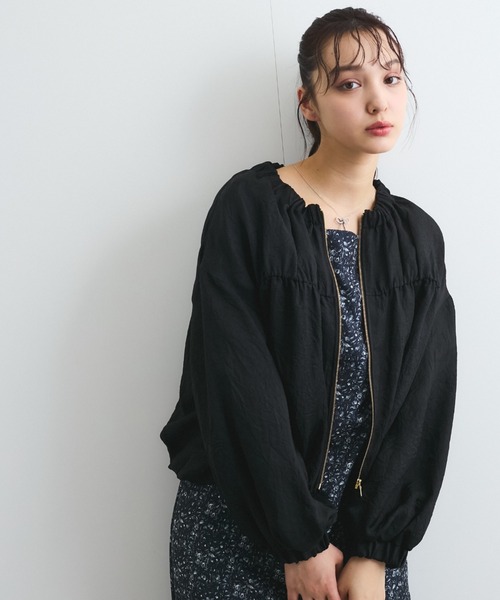 QUEENS COURT(クイーンズコート)の「【日本製】アセテートブルゾン(ノーカラージャケット・レディース・ベージュ/ブラック・M)」の2枚目の写真