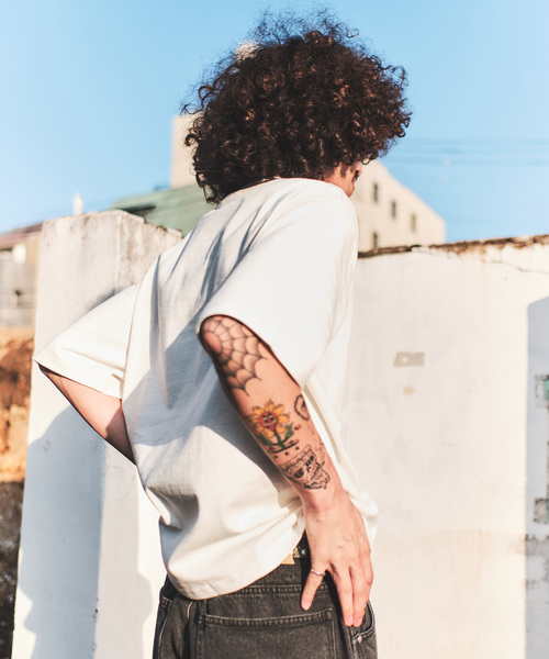 WISM（ウィズム）の「WISM BASIC TEE（Tシャツ/カットソー・メンズ・ホワイト/チャコールグレー・MEDIUM/LARGE）」の2枚目の写真