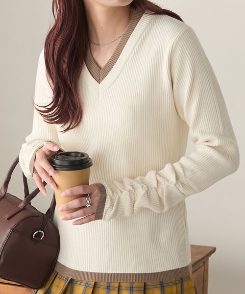 BONLECILL（ボンルシール）の「レイヤード配色シャーリングスリーブVニット（ニット/セーター・レディース・ブラウン/レッド/アイボリー/ネイビー・FREE）」の2枚目の写真
