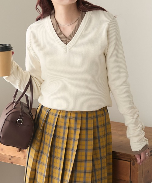 BONLECILL（ボンルシール）の「レイヤード配色シャーリングスリーブVニット（ニット/セーター・レディース・ブラウン/レッド/アイボリー/ネイビー・FREE）」の9枚目の写真