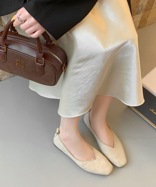 LOWO（ロワ）の「スクエアトゥ Vカット フラットシューズ バレエシューズ ローヒール パンプス（パンプス・レディース・ブラック/イエロー/レッド/ブラウン/ベージュ・35(22.5)/36(23)/38(24)/37(23.5/39(24.5/40(25)）」の3枚目の写真