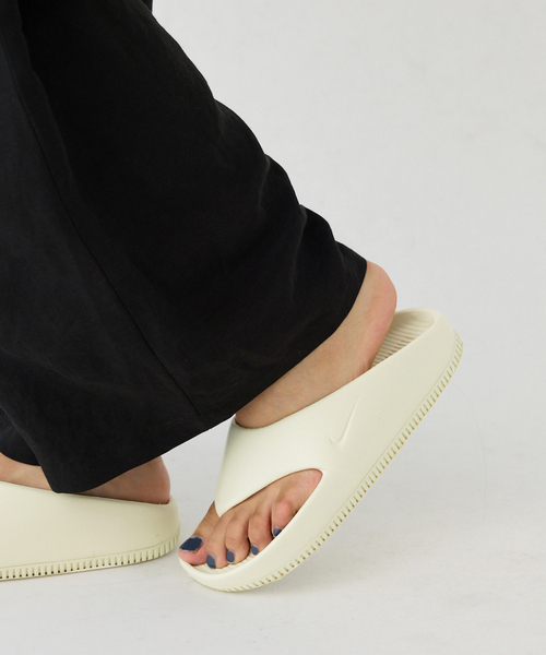 IENA（イエナ）の「NIKE/ナイキ W CALM FLIP FLOP サンダル FD4115（サンダル・レディース・ブラック/アイボリー・22cm/23cm/24cm/25cm）」の7枚目の写真