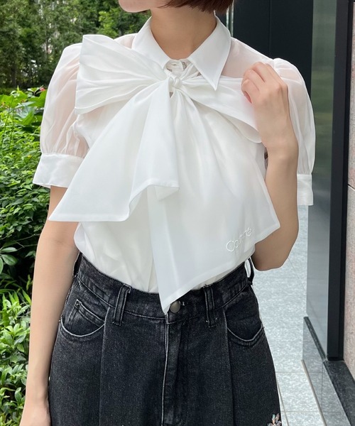 AND COUTURE(アンドクチュール)の「バタフライリボンシアーブラウス(シャツ/ブラウス・レディース・ブラック/オフホワイト/ピンク/ブルー・FREE)」の1枚目の写真