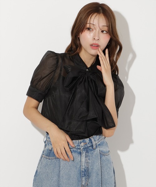 AND COUTURE(アンドクチュール)の「バタフライリボンシアーブラウス(シャツ/ブラウス・レディース・ブラック/オフホワイト/ピンク/ブルー・FREE)」の2枚目の写真