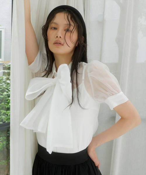 AND COUTURE(アンドクチュール)の「バタフライリボンシアーブラウス(シャツ/ブラウス・レディース・ブラック/オフホワイト/ピンク/ブルー・FREE)」の5枚目の写真