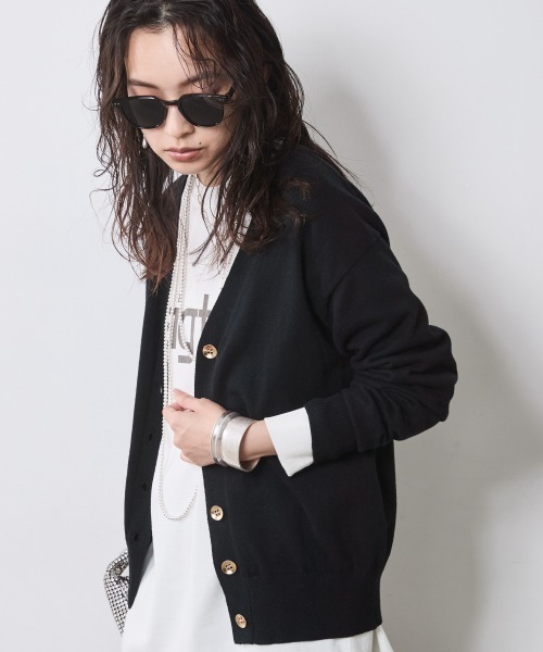 CHIC STYLE（シックスタイル）の「微起毛Vネックニットカーディガン＜大きいサイズ有＞シックスタイル（カーディガン/ボレロ・レディース・ブラック/グレー/ベージュ・M/L/LL/3L/4L/5L）」の2枚目の写真