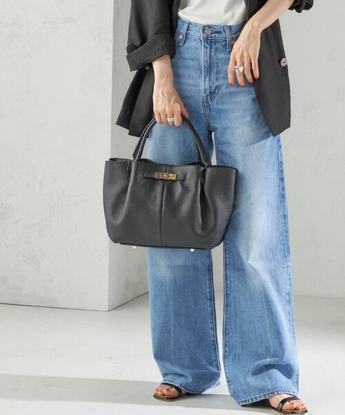 Beau're（ヴュレ）の「BEAURE: ヒネリ 金具付き バッグ（トートバッグ・レディース・ブラック/ブラウン・ONE SIZE）」の2枚目の写真