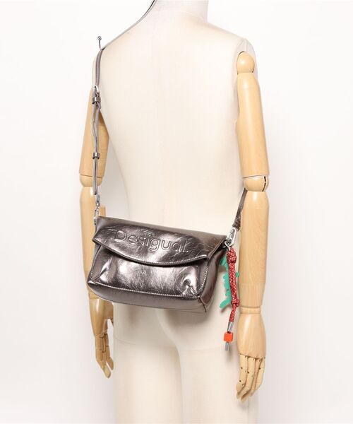 Desigual(デシグアル)の「メタリックなミディアム3Dロゴフラップバッグ ショルダーシルバー(ショルダーバッグ・レディース・マルチ・FREE)」の7枚目の写真