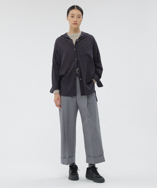 MARGARET HOWELL（マーガレットハウエル）の「SOFT COTTON CASHMERE（シャツ/ブラウス・レディース・セージグリーン/ダークグレー・1/2）」の6枚目の写真