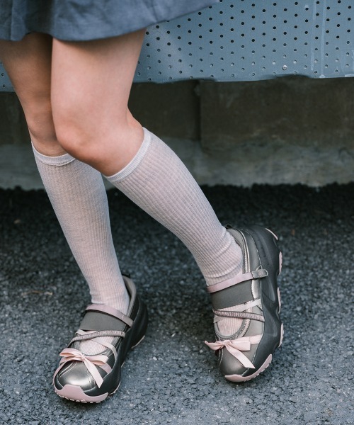 ROCKFISH WEATHERWEAR(ロックフィッシュウェザーウェア)の「PUFFIN RIBBON BANDING SNEAKERS(スニーカー・レディース・ブラウン/ブラック/シルバー/クリーム/シルバー系その他・23.0cm/23.5cm/24.0cm/24.5cm/25.0cm)」の5枚目の写真