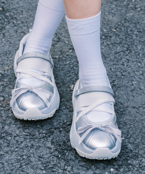 ROCKFISH WEATHERWEAR(ロックフィッシュウェザーウェア)の「PUFFIN RIBBON BANDING SNEAKERS(スニーカー・レディース・ブラウン/ブラック/シルバー/クリーム/シルバー系その他・23.0cm/23.5cm/24.0cm/24.5cm/25.0cm)」の4枚目の写真