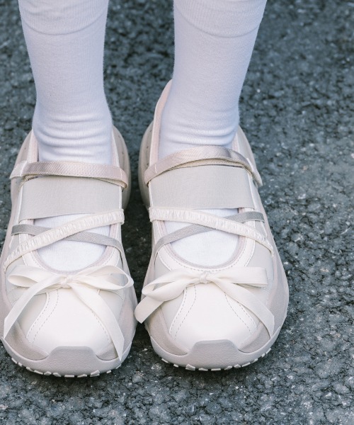 ROCKFISH WEATHERWEAR(ロックフィッシュウェザーウェア)の「PUFFIN RIBBON BANDING SNEAKERS(スニーカー・レディース・ブラウン/ブラック/シルバー/クリーム/シルバー系その他・23.0cm/23.5cm/24.0cm/24.5cm/25.0cm)」の3枚目の写真