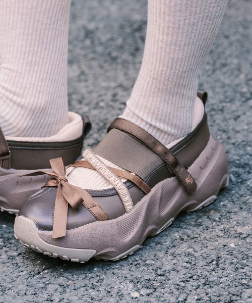 ROCKFISH WEATHERWEAR(ロックフィッシュウェザーウェア)の「PUFFIN RIBBON BANDING SNEAKERS(スニーカー・レディース・ブラウン/ブラック/シルバー/クリーム/シルバー系その他・23.0cm/23.5cm/24.0cm/24.5cm/25.0cm)」の14枚目の写真